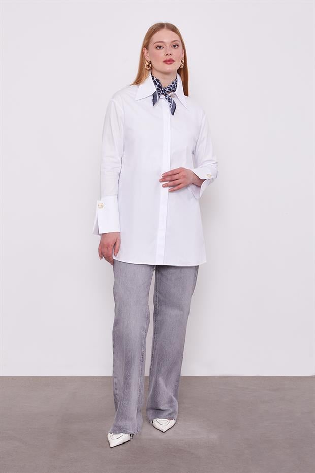 Beyaz Broş Düğme Detaylı Gömlek