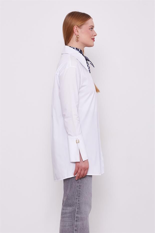 Beyaz Broş Düğme Detaylı Gömlek