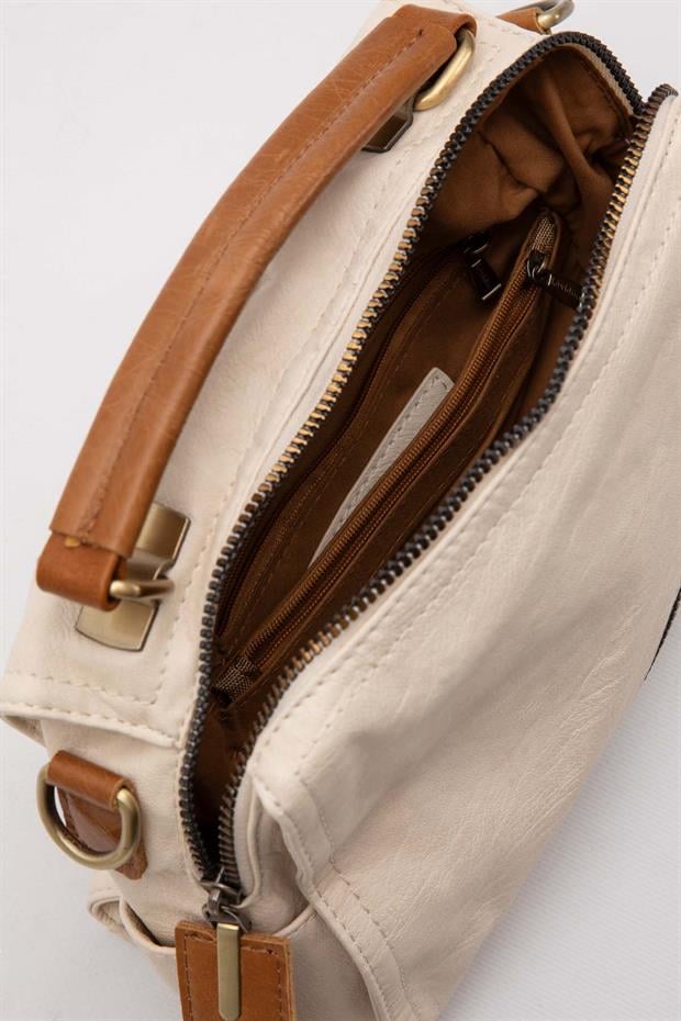 Beyaz Çapraz Fermuar Detaylı Sırt Çantası
