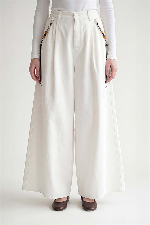 Beyaz Cep Aksesuar Detaylı Pantolon