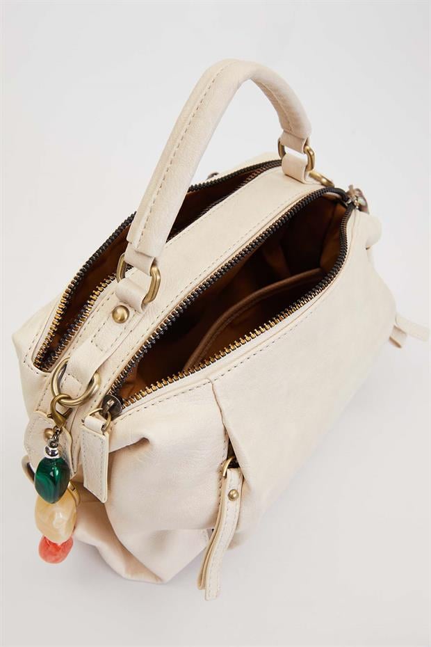 Beyaz Çoklu Aksesuar Detaylı Omuz Çantası