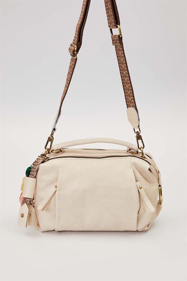 Beyaz Çoklu Aksesuar Detaylı Omuz Çantası