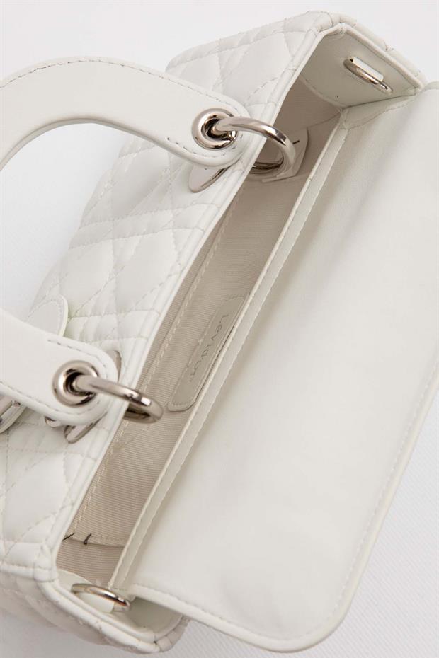 Beyaz Kapitone Logo Aksesuarlı Omuz Çantası