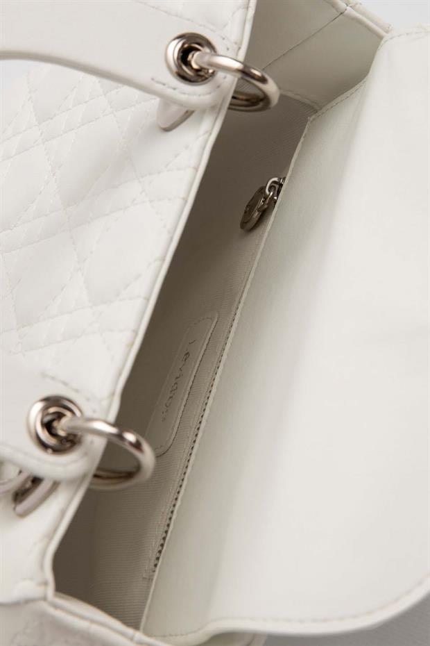 Beyaz Logo Aksesuar Detaylı El Çantası