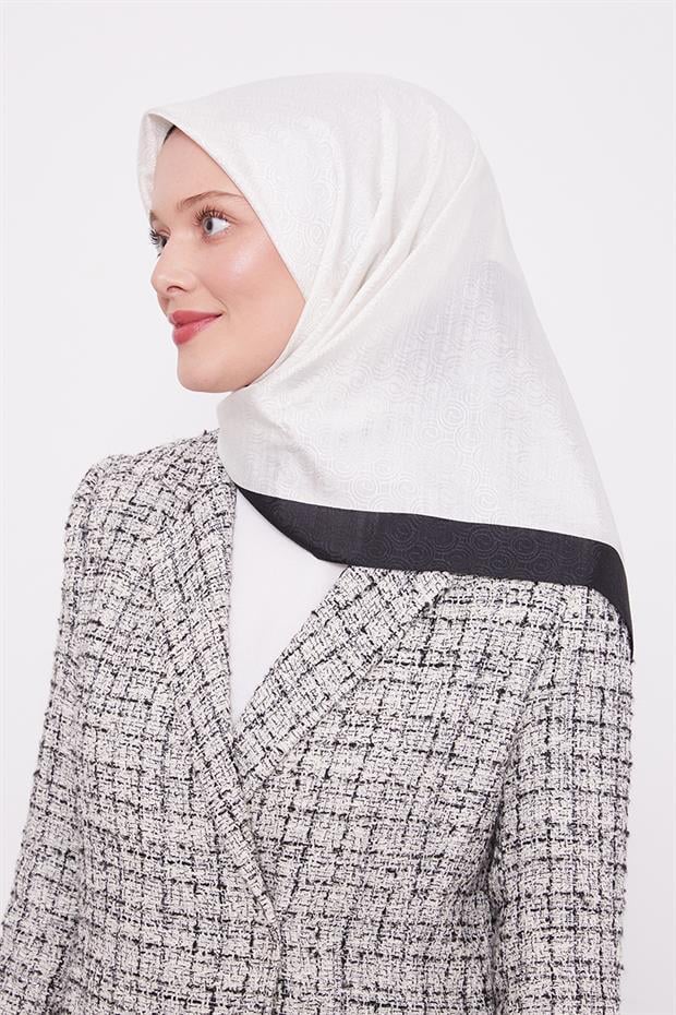 Beyaz-Siyah Halka Desen Monogram Eşarp