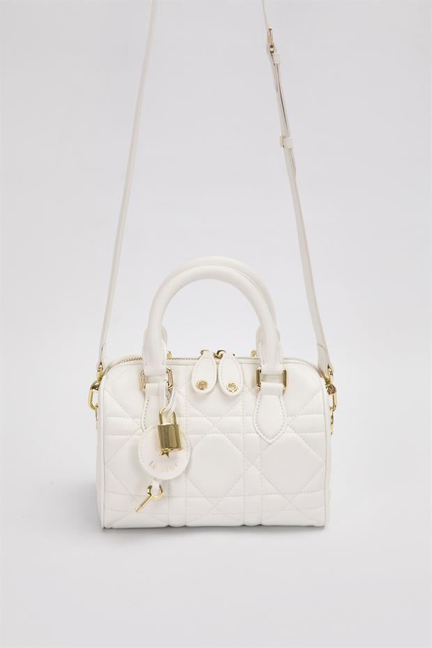 Beyaz Yıldız Aksesuar Detaylı El Çantası