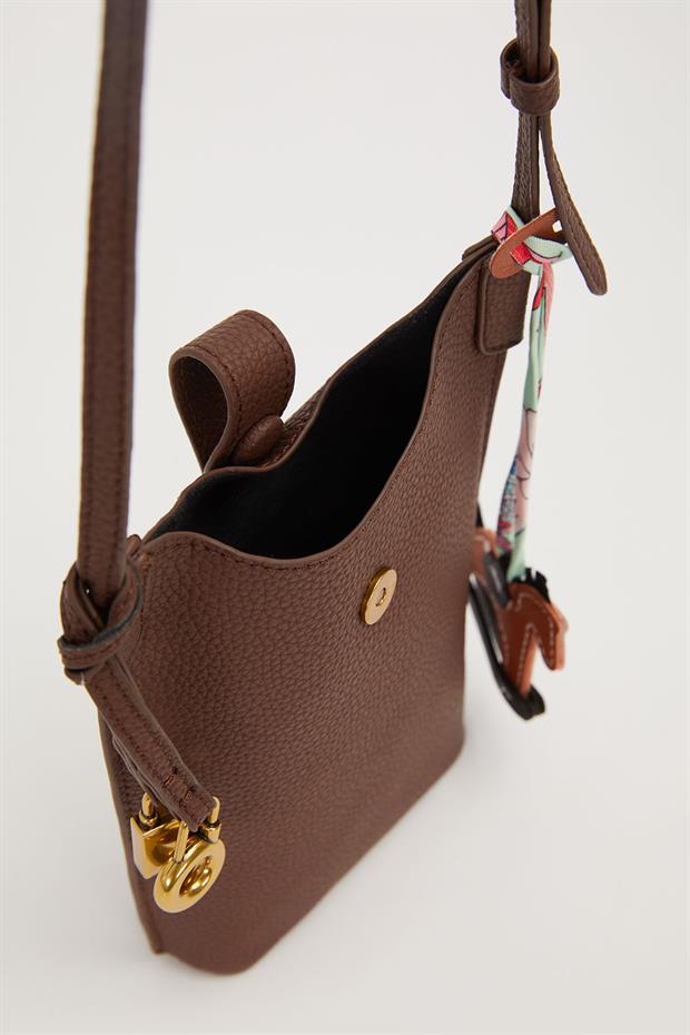 Camel Atlı Charm Detaylı Omuz Çantası