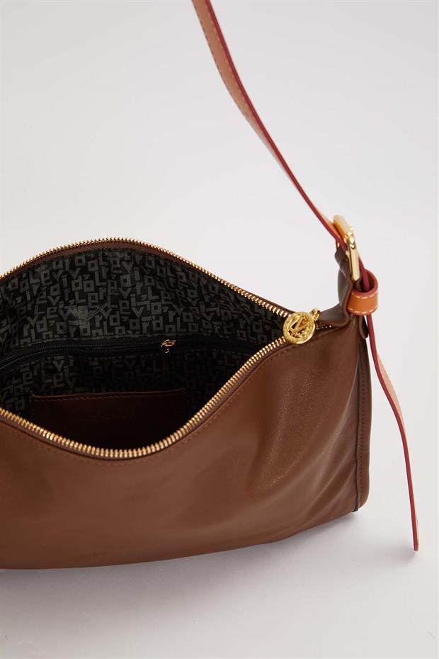 Camel Charm Aksesuar Detaylı Baget Çanta