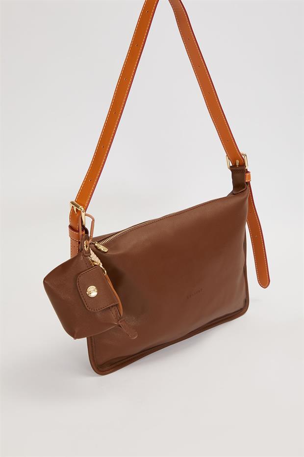 Camel Charm Aksesuar Detaylı Baget Çanta