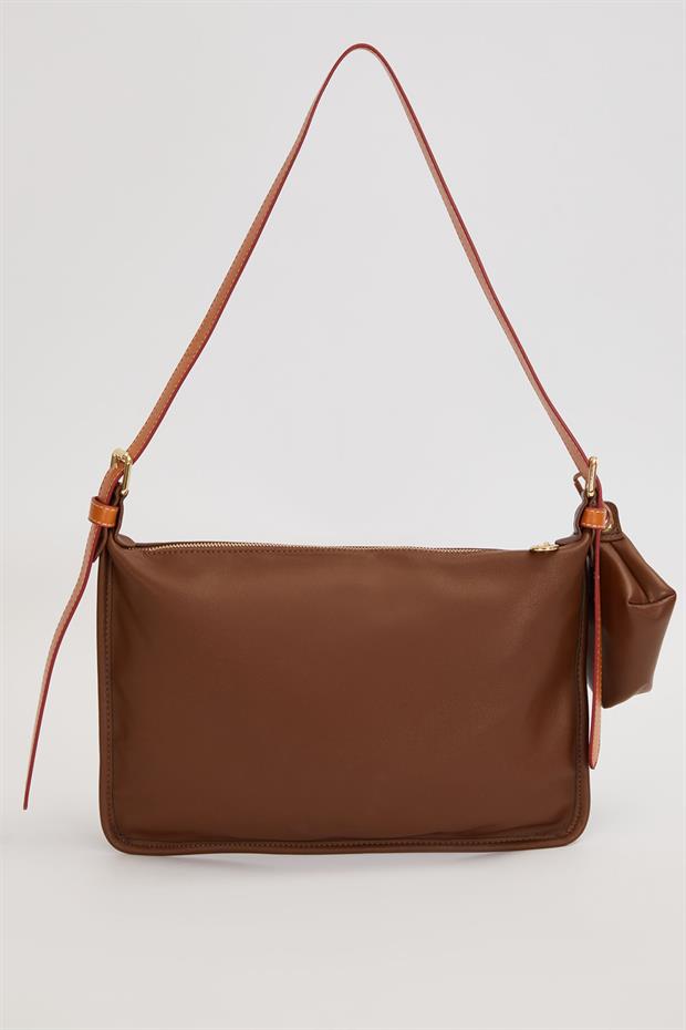 Camel Charm Aksesuar Detaylı Baget Çanta