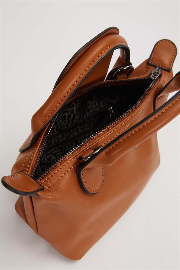 Camel İp Saçaklı Charm Detaylı El Çantası