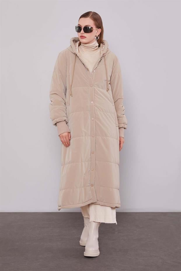 Camel Kapüşonlu Uzun Şişme Mont