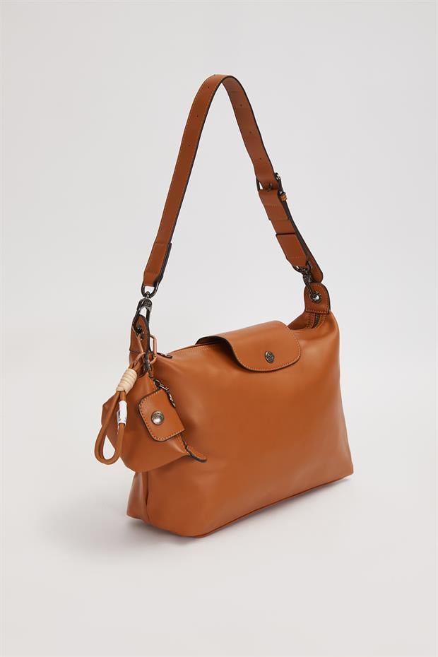 Camel Üst Kapaklı Charm Detay Omuz Çantası