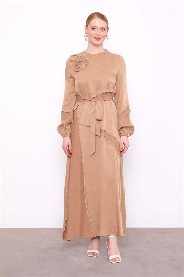 Camel Yakası Gül Detaylı Cupra Elbise