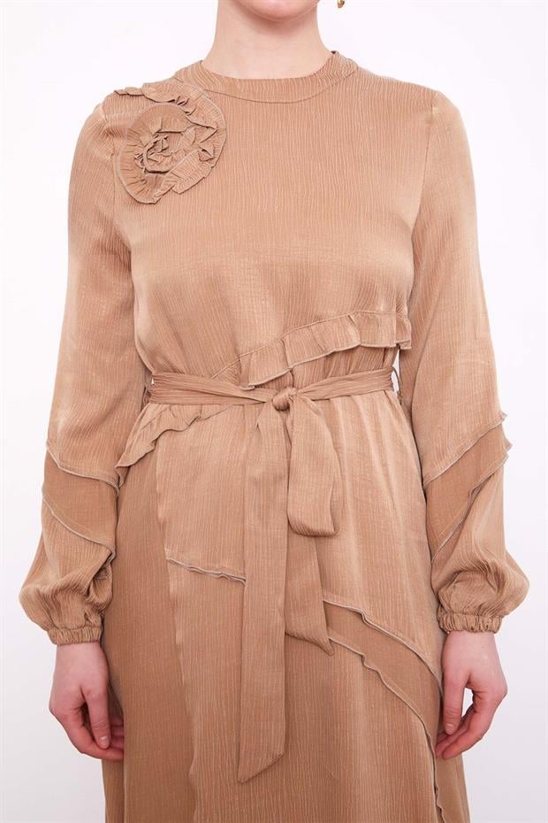 Camel Yakası Gül Detaylı Cupra Elbise