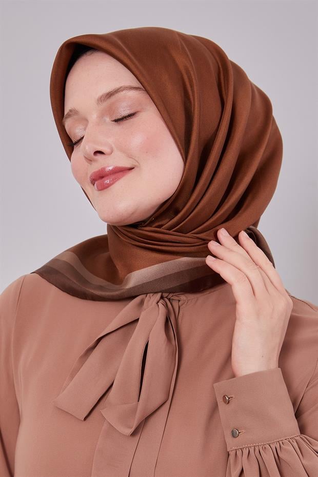 Çikolata - Kahve Kenar Bordürlü Twill İpek Eşarp