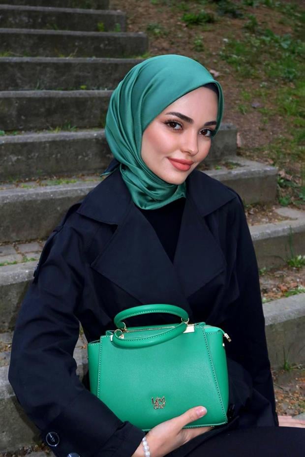 Çimen Yeşili Metal Şerit Detaylı El Çantası