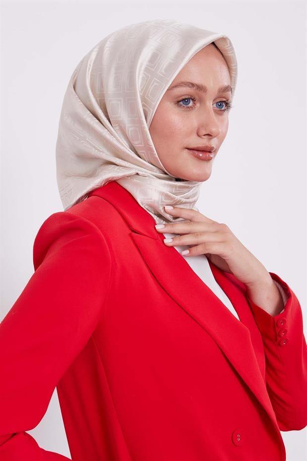 Ekru Baklava Desen Monogram İpek Eşarp