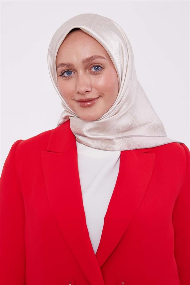 Ekru Baklava Desen Monogram İpek Eşarp