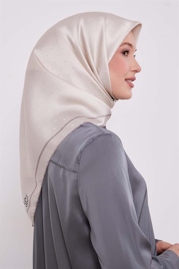 Ekru Benek Desen Monogram İpek Eşarp