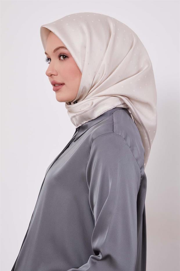 Ekru Benek Desen Monogram İpek Eşarp