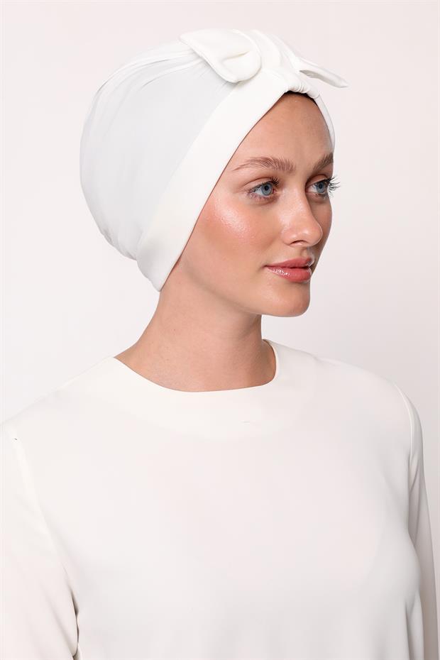 Ekru Fiyonklu Çapraz Bone