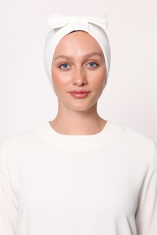 Ekru Fiyonklu Çapraz Bone