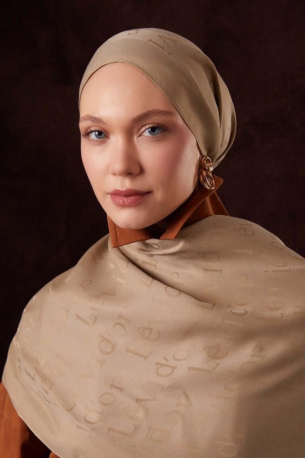 Gold Yazı Baskılı Naia Jakar Şal