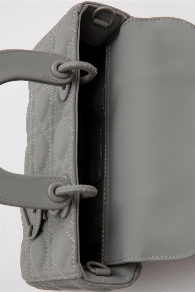 Gri Zincir Aksesuarlı Kapitone El Çantası