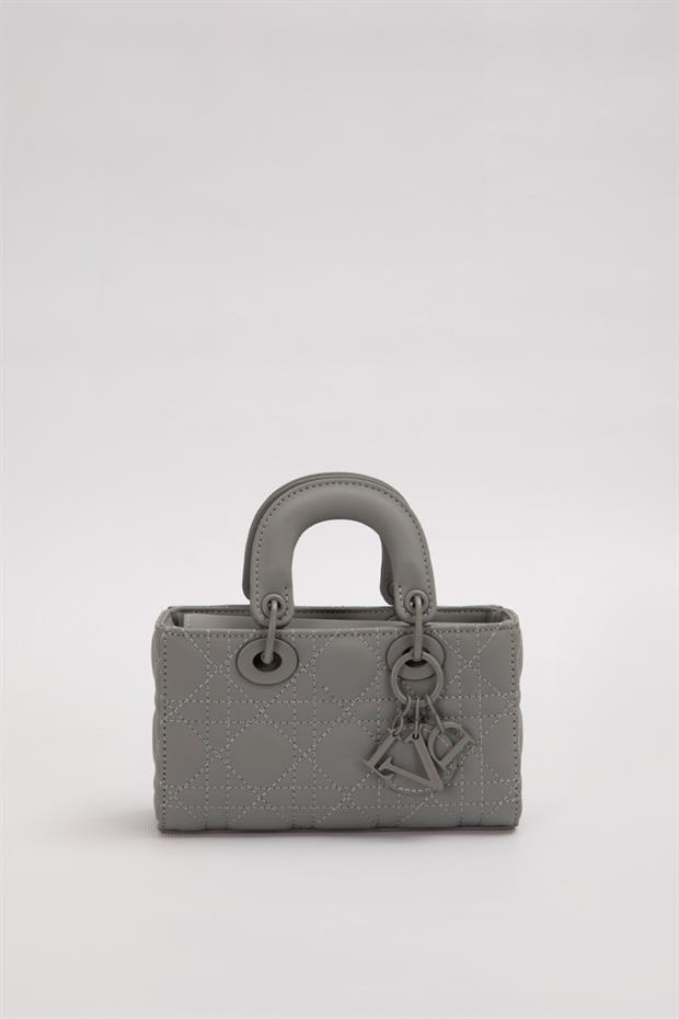Gri Aksesuarlı Kapitone El Çantası