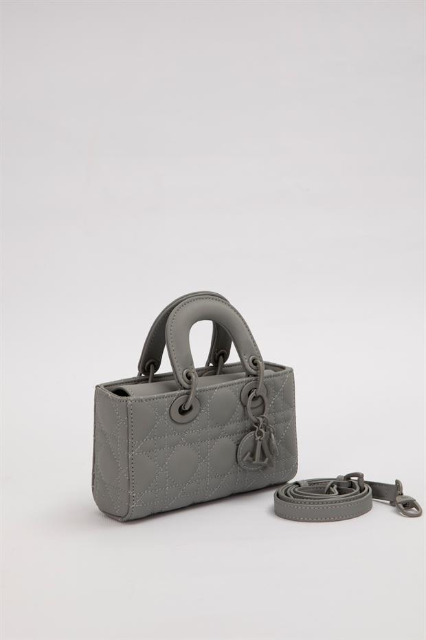Gri Aksesuarlı Kapitone El Çantası