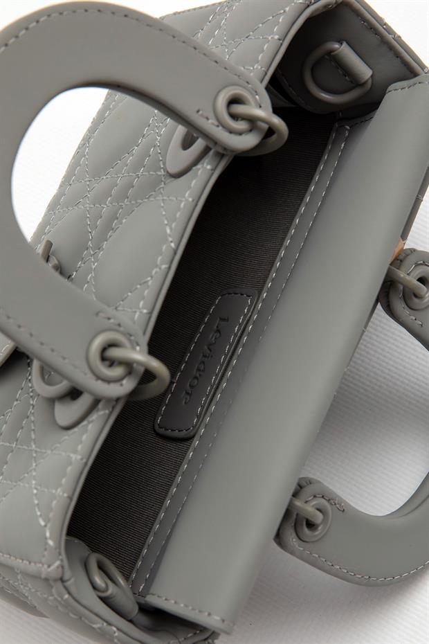 Gri Aksesuarlı Kapitone El Çantası