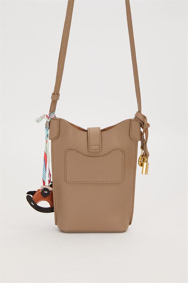 Gri Atlı Charm Detaylı Omuz Çantası