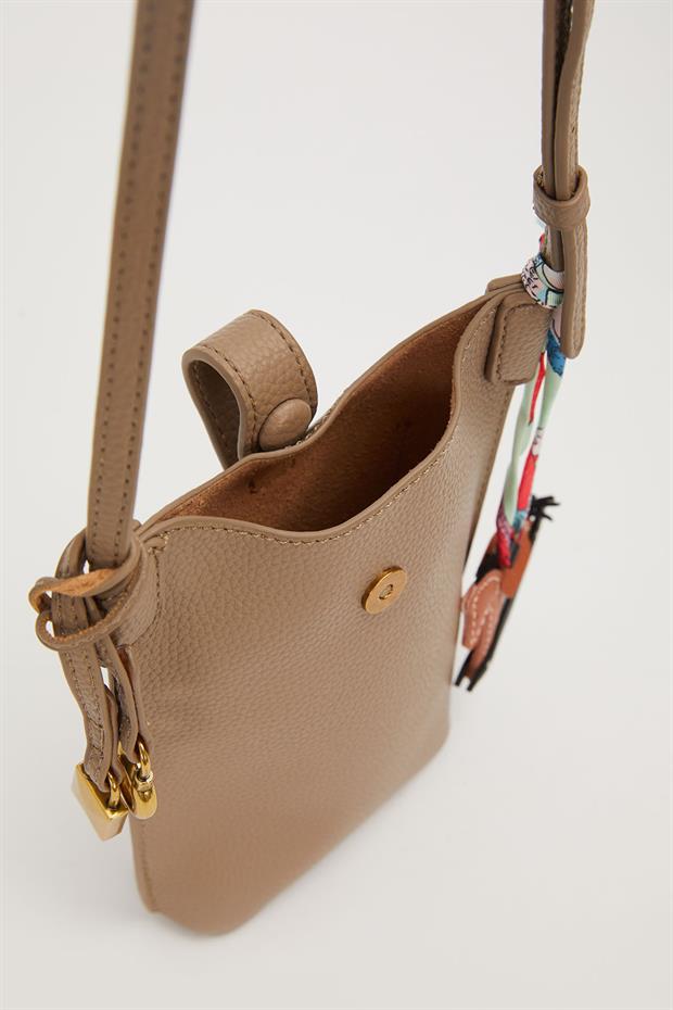 Gri Atlı Charm Detaylı Omuz Çantası