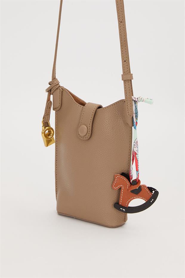 Gri Atlı Charm Detaylı Omuz Çantası