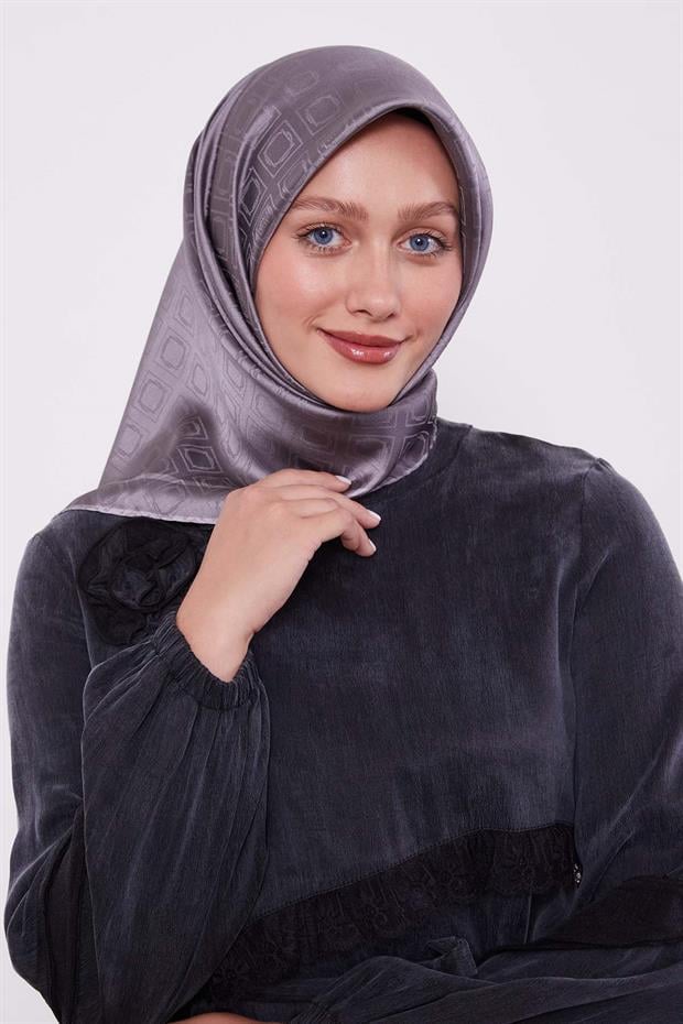 Gri Baklava Desen Monogram İpek Eşarp