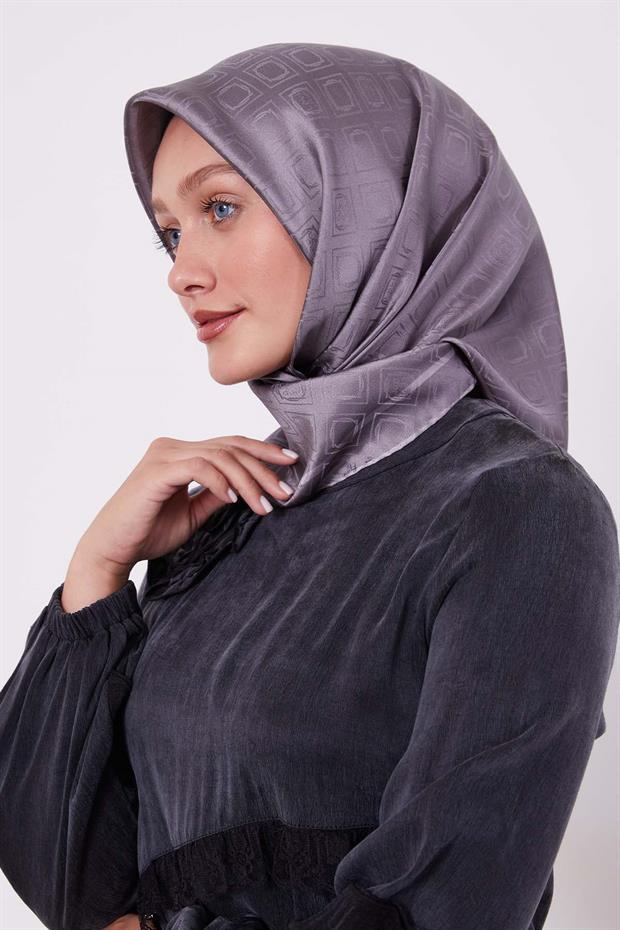 Gri Baklava Desen Monogram İpek Eşarp