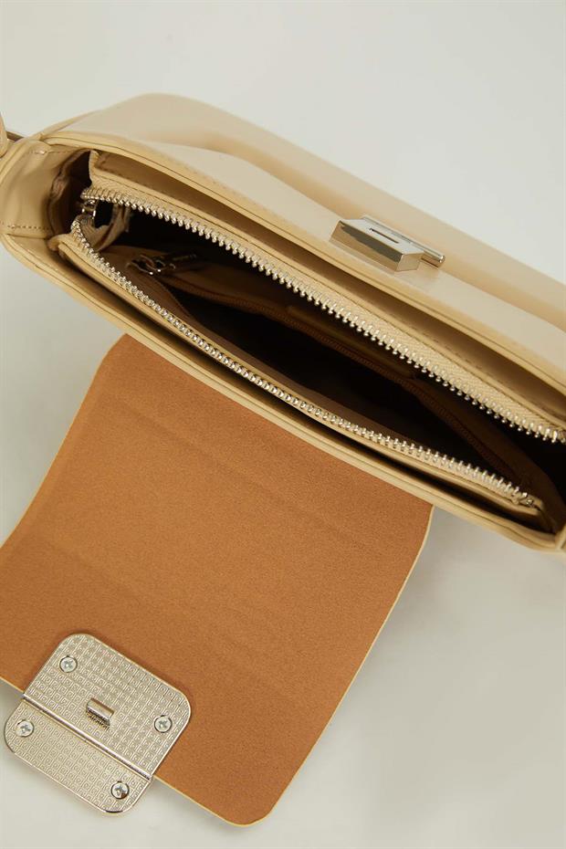 Gri Büyük Tokalı Baget Çanta