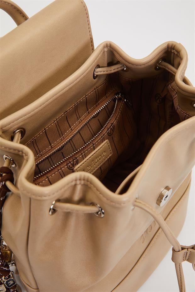 Gri Charm Aksesuar Detaylı Sırt Çantası