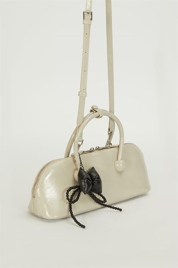 Gri Charm Detaylı Baget Çanta