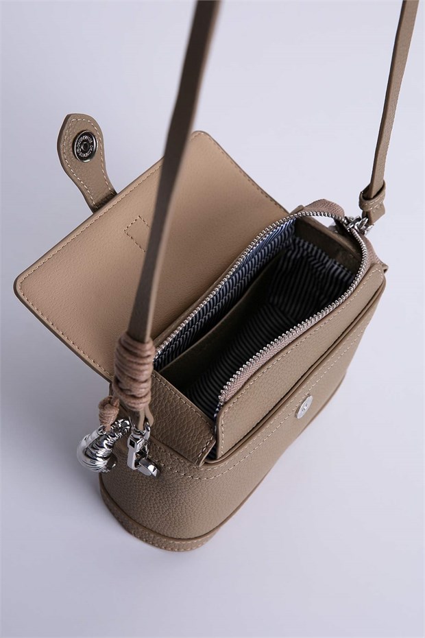 Charm Detaylı Çapraz ve Omuz Çantası Gri