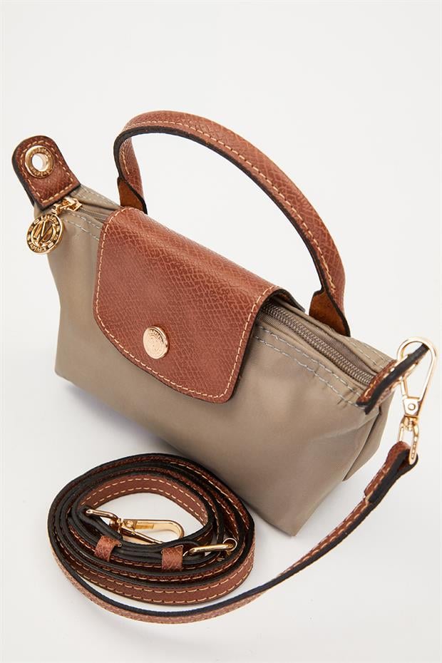 Gri Deri Kapak Detaylı El Çantası