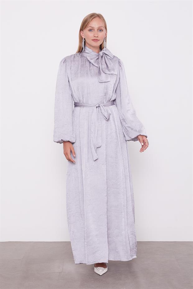 Gri Kuşak Detaylı Saten Kraş Elbise