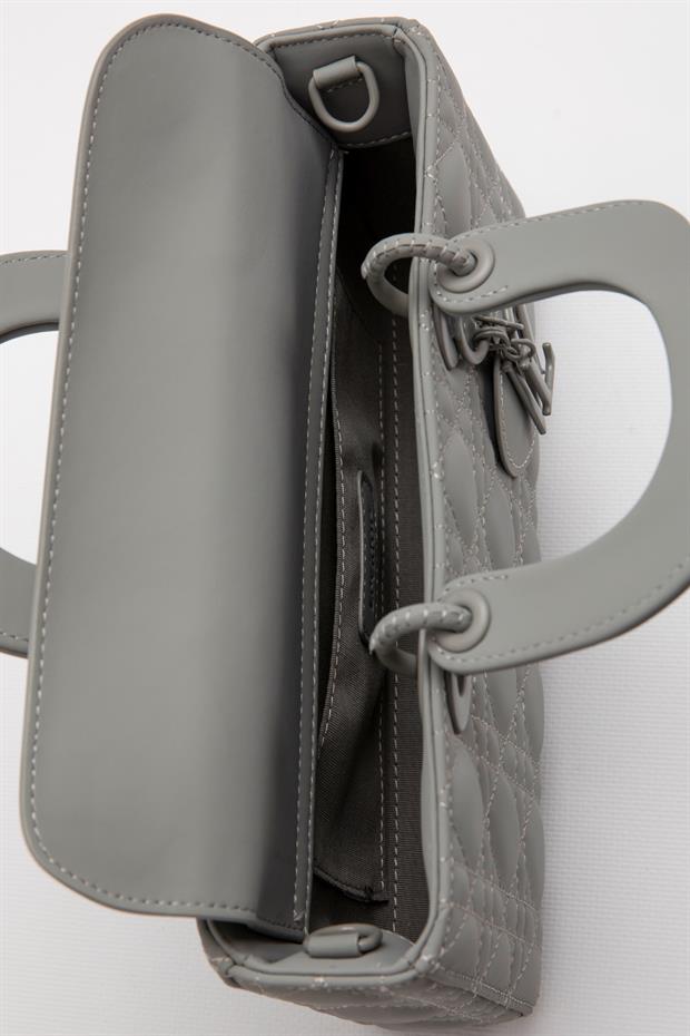Gri Logo Aksesuar Zincirli Omuz Çantası
