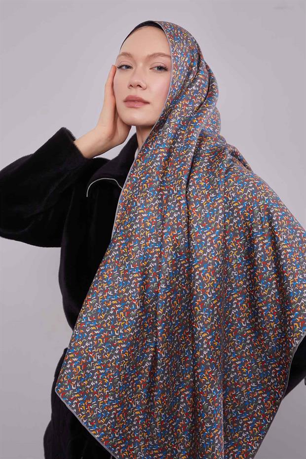 Gri Mini Yazı Detay Twill İpek Eşarp