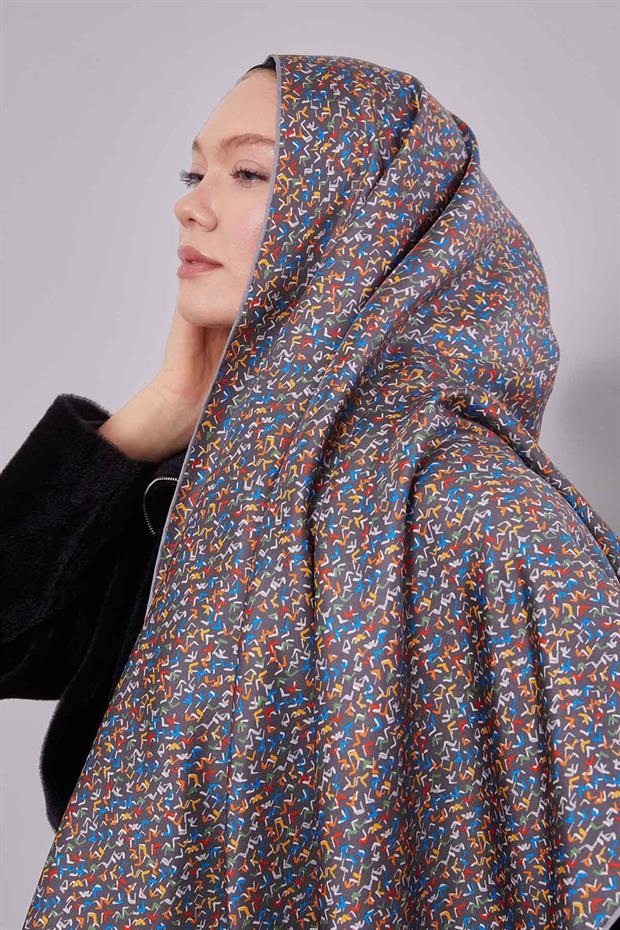 Gri Mini Yazı Detay Twill İpek Eşarp