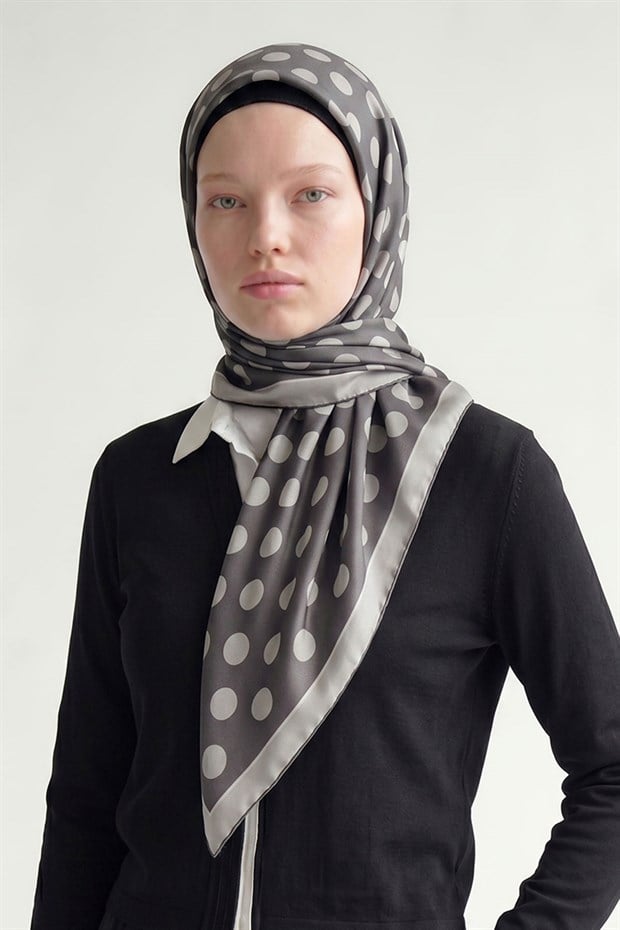 Gri Puantiyeli Twill İpek Eşarp