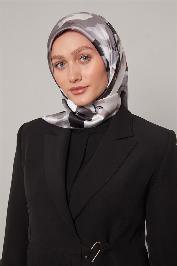 Gri Soyut Çiçek Desen Sura İpek Eşarp
