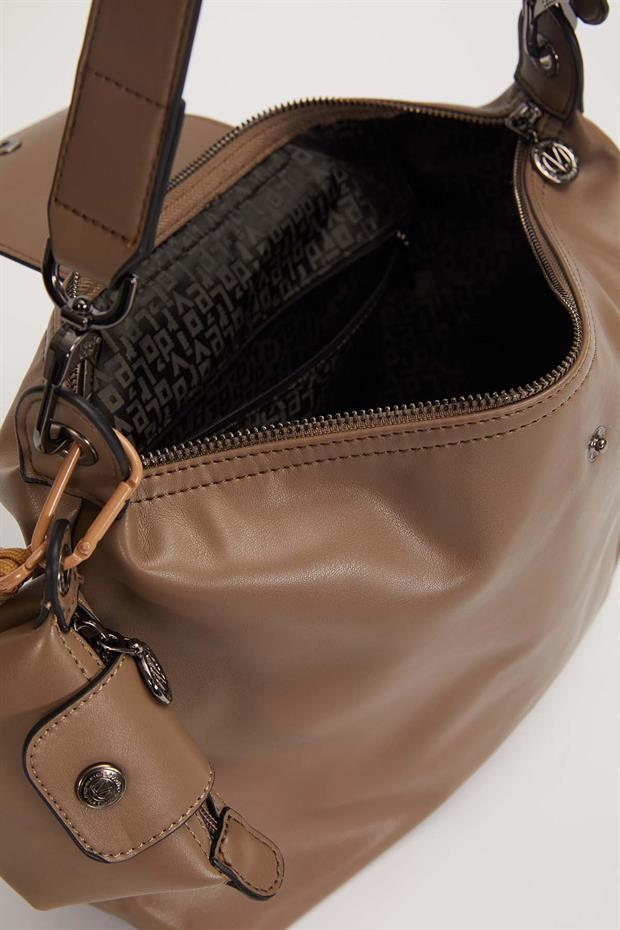 Gri Üst Kapaklı Charm Detay Omuz Çantası