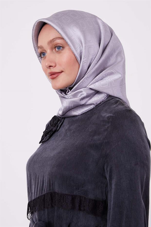 Gümüş Baklava Desen Monogram İpek Eşarp